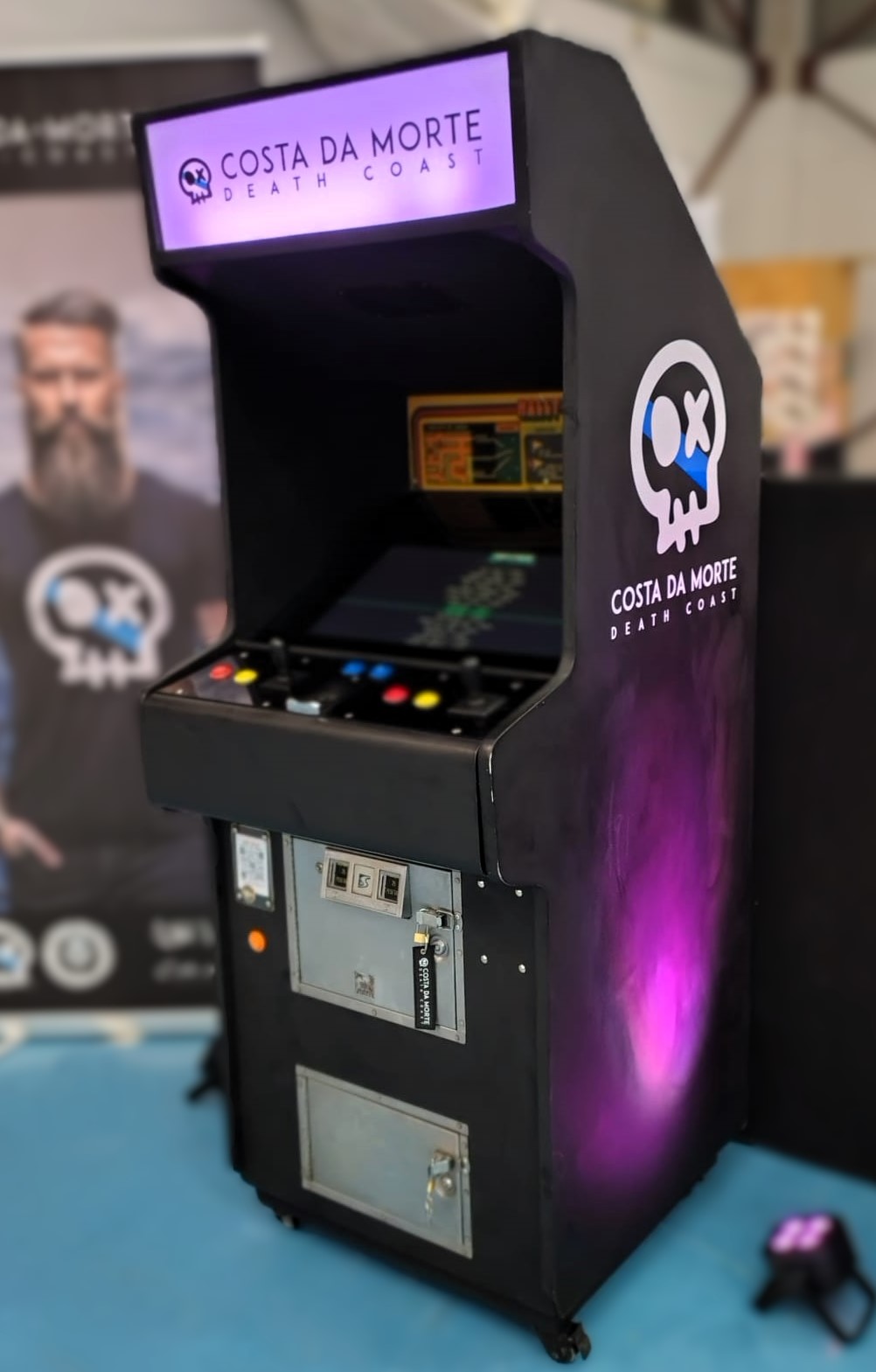 Arcade CDM en evento Galicia con LEDs RGB y branding Costa da Morte